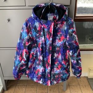 Designed in United Kingdom, Mountain Warehouse women’s printed ski jacket